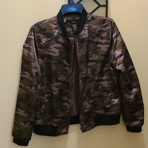 Justify Lightweight Camouflage Jacket - Picture 2 of 11